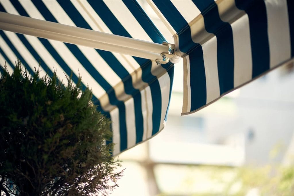 reactable awning vs fix awning