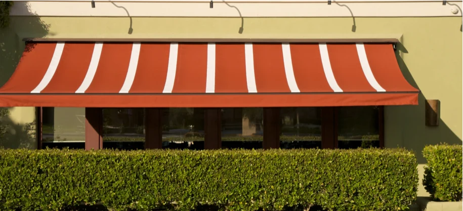 restaurant retractable awning 