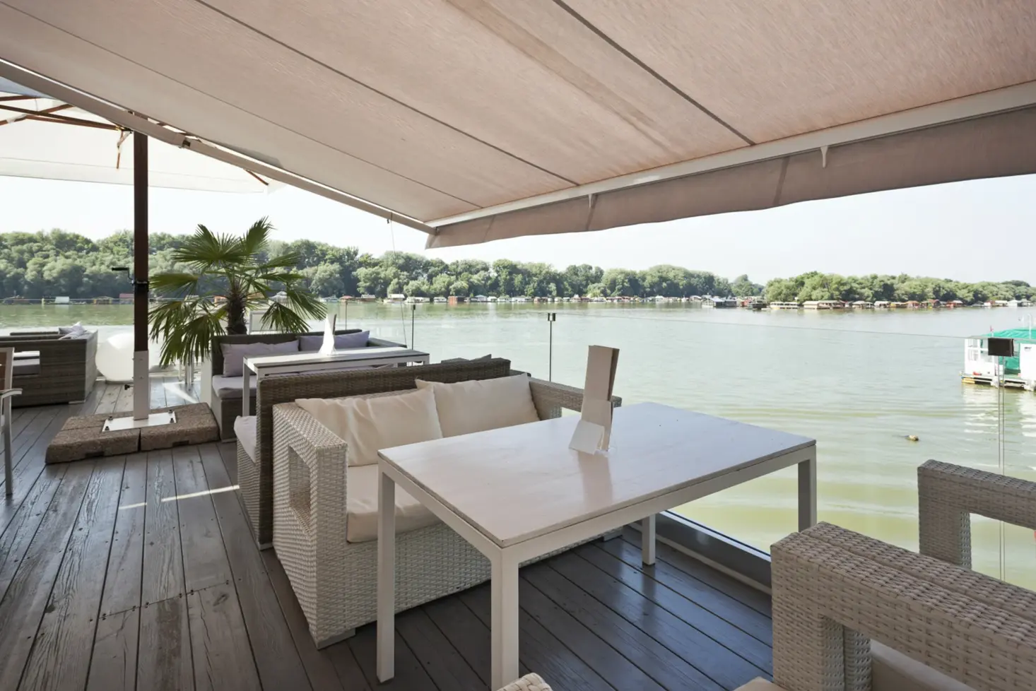 outdoor commercial awnings
